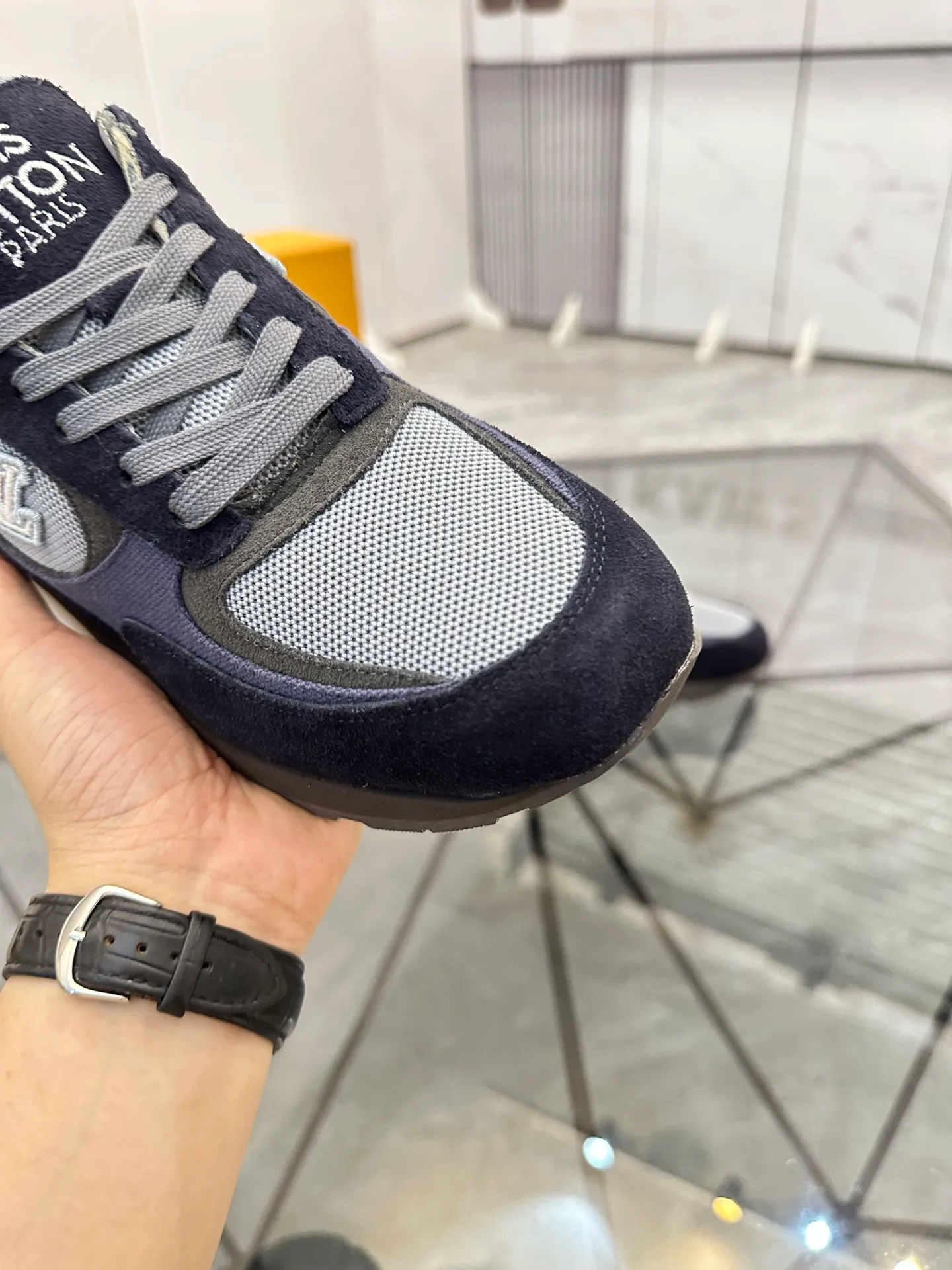 Men's shoes for sale 💰: 💰P660¥ High-end top quality Product trademark: LV * "Louis Vuitton*" low-top casual shoes Regular size: 39-45 (can be customized to 46) Product materials: upper imported first-layer cowhide spliced ​​nubuck leather ➕ breathable cotton mesh, breathable lining, original outsole. No.: H201